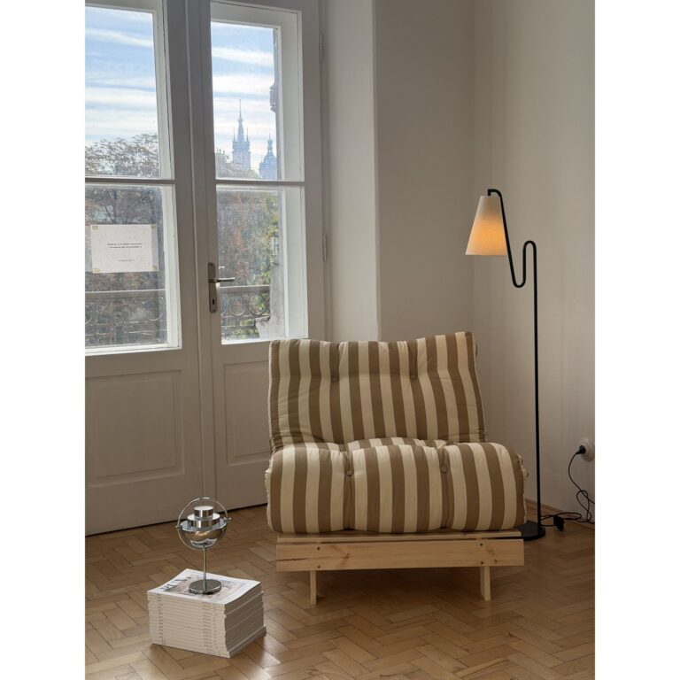 Lou Gulvlampe Exclusive x Andrea Glad Hvid bouclé/Sort