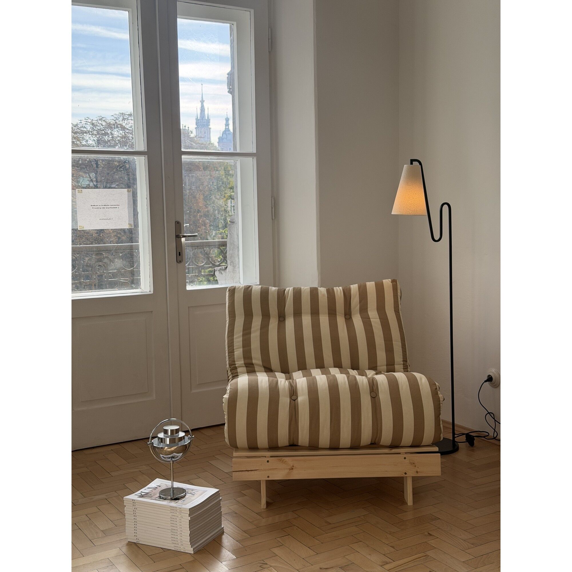 Lou Gulvlampe Exclusive x Andrea Glad Hvid bouclé/Sort